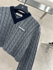 Cable-knit contrast-color cropped pullover sweater