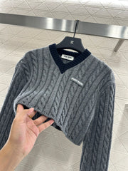 Cable-knit contrast-color cropped pullover sweater