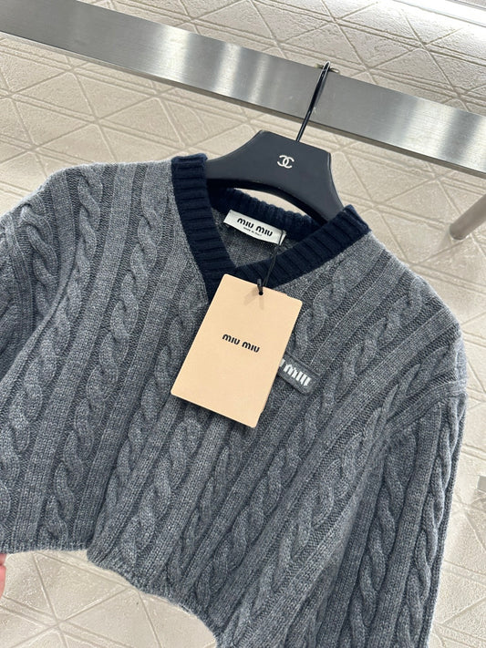 Cable-knit contrast-color cropped pullover sweater