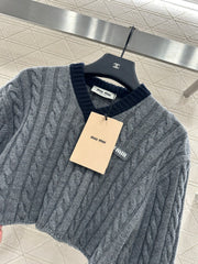 Cable-knit contrast-color cropped pullover sweater