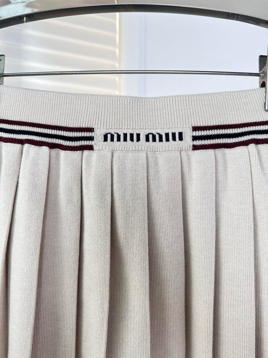 Knitted pleated skirt