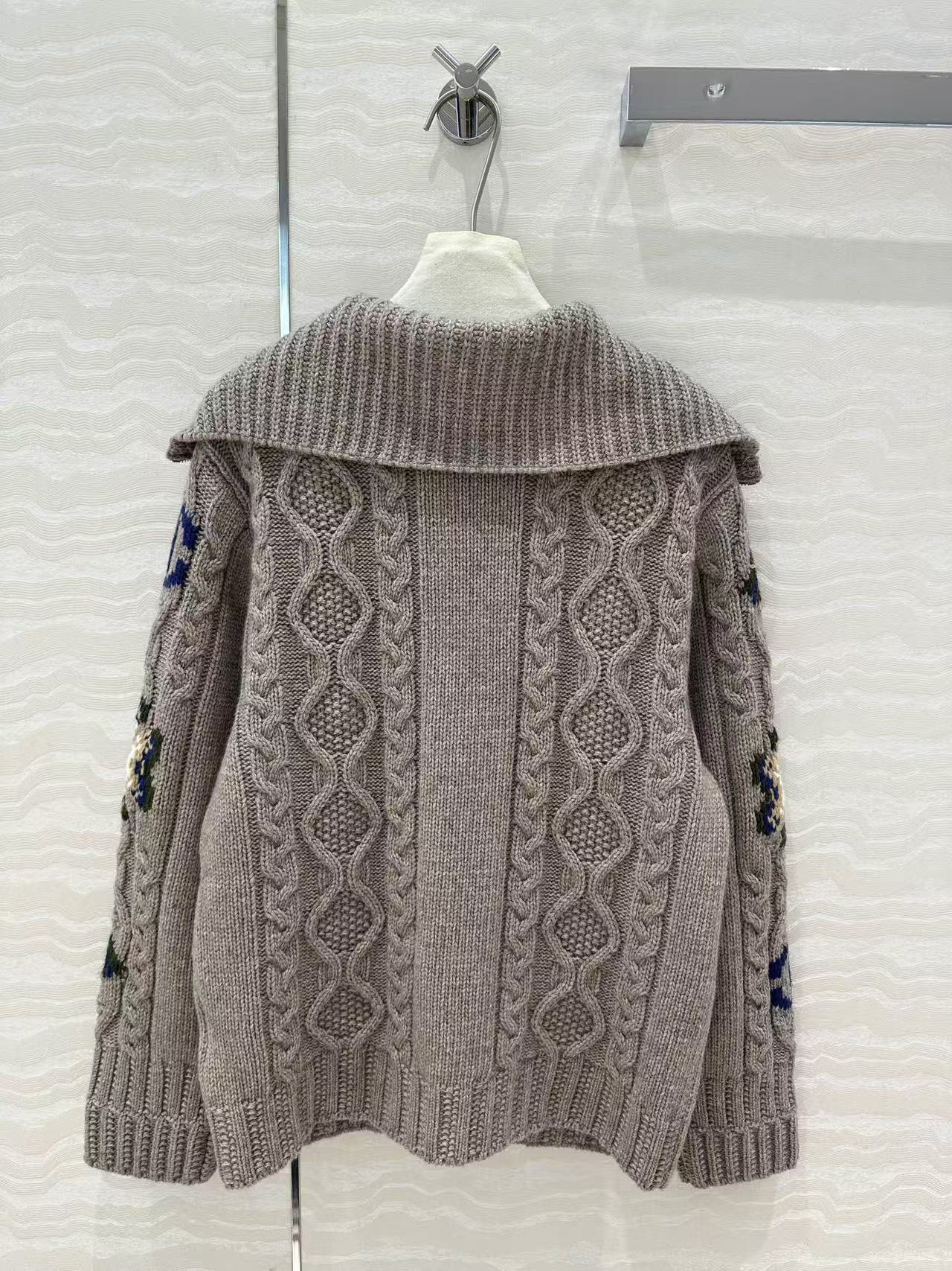 Cashmere coat with double zipper design