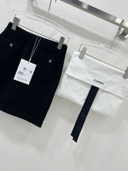 Button-fastening wool skirt