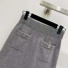 Button-fastening wool skirt