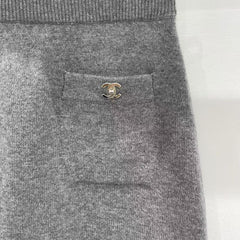 Button-fastening wool skirt