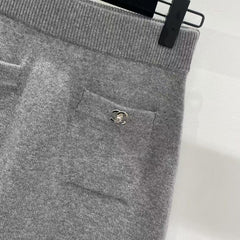 Button-fastening wool skirt