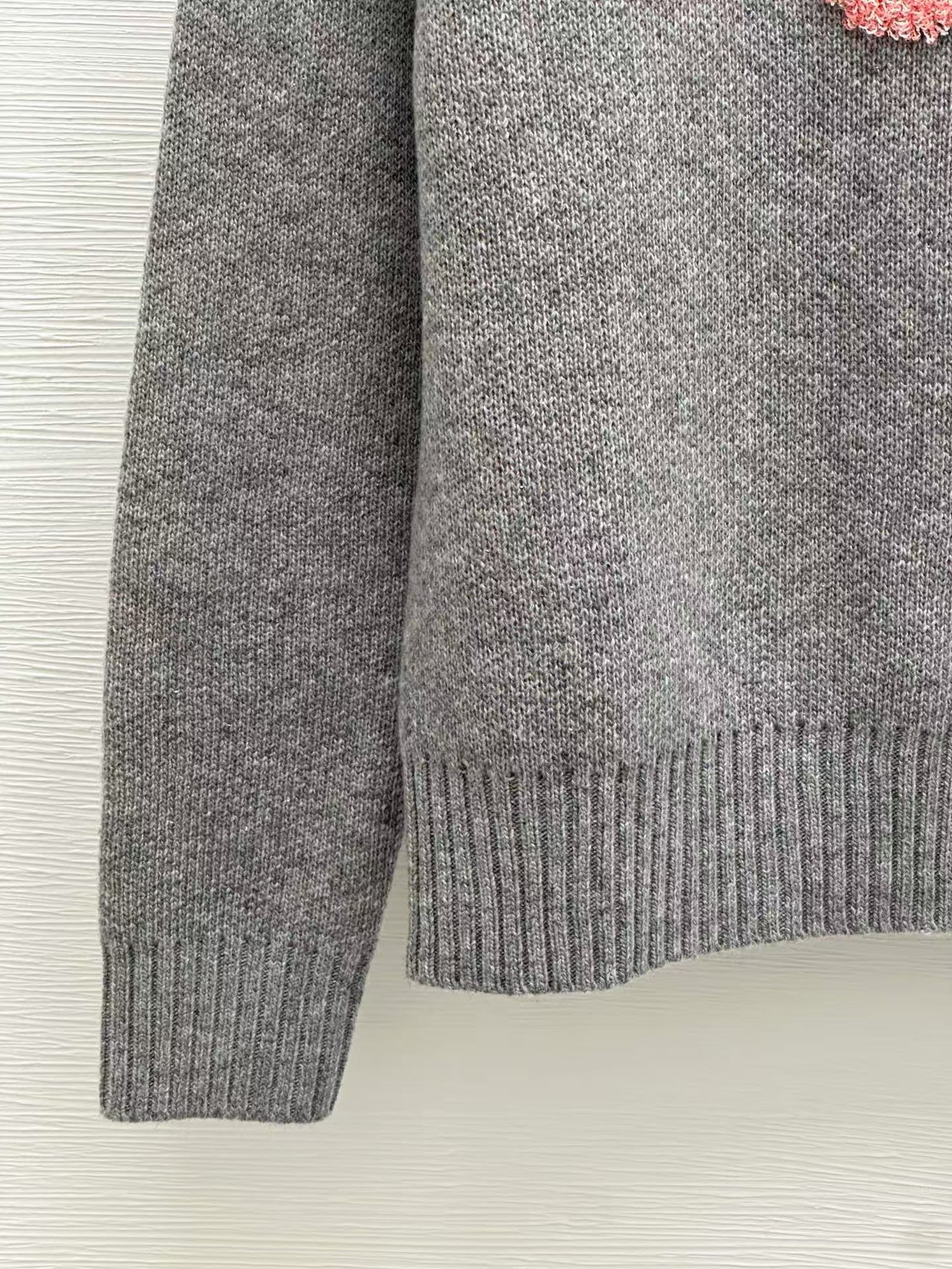 Contrast logo jacquard knit sweater