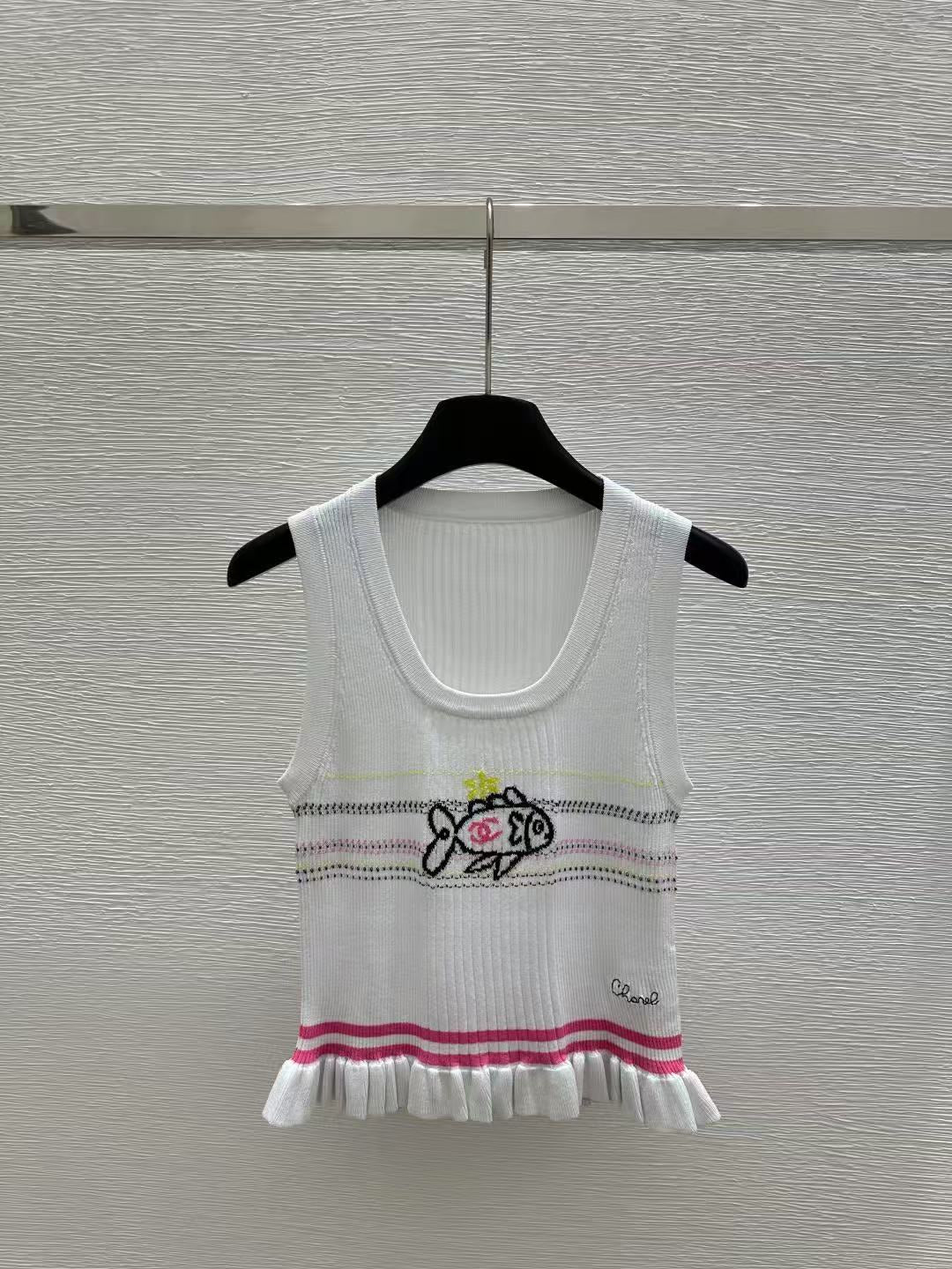Round neck fishnet knitted vest