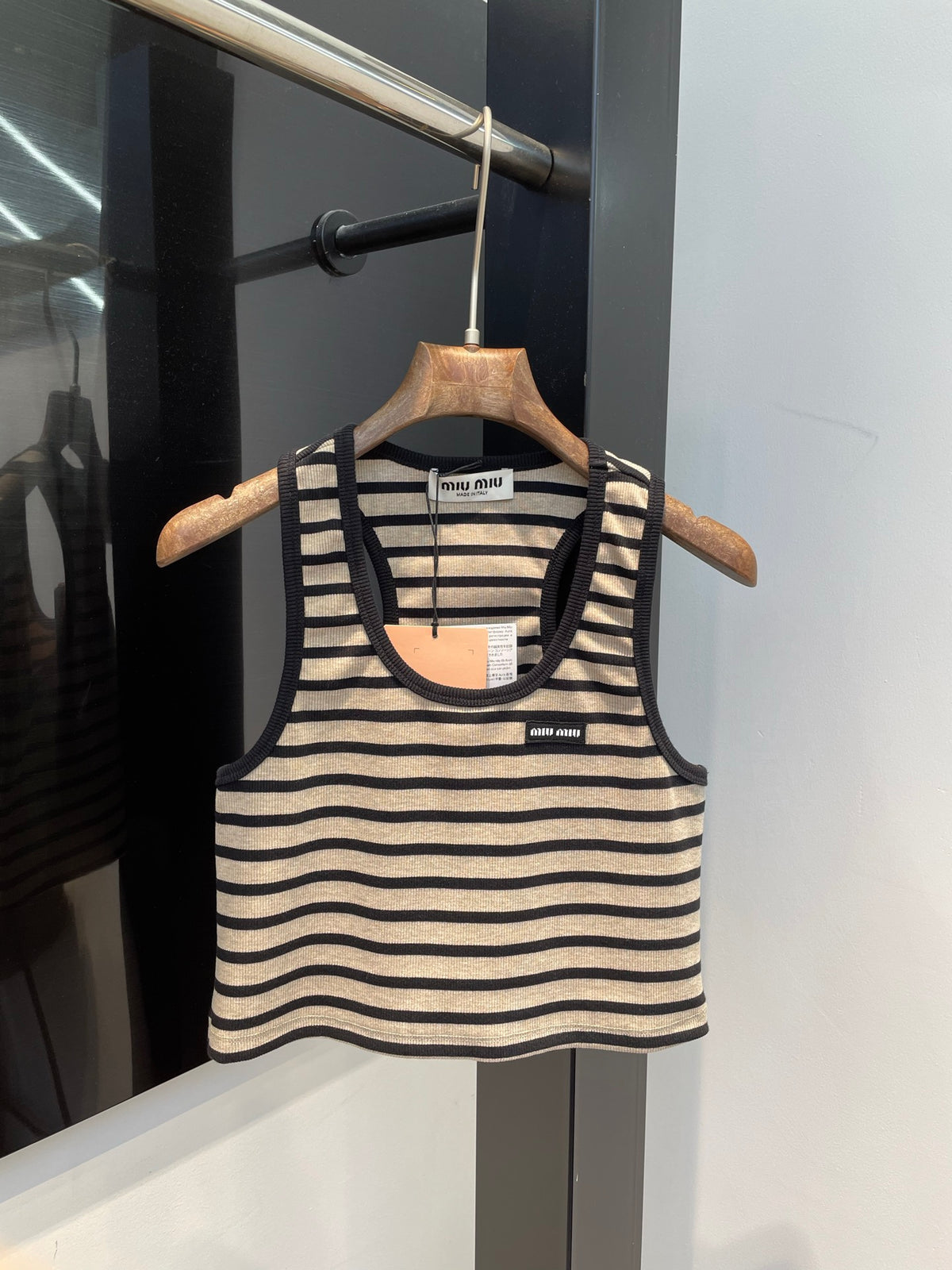 Short knitted vest