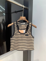 Short knitted vest