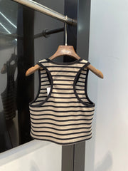 Short knitted vest
