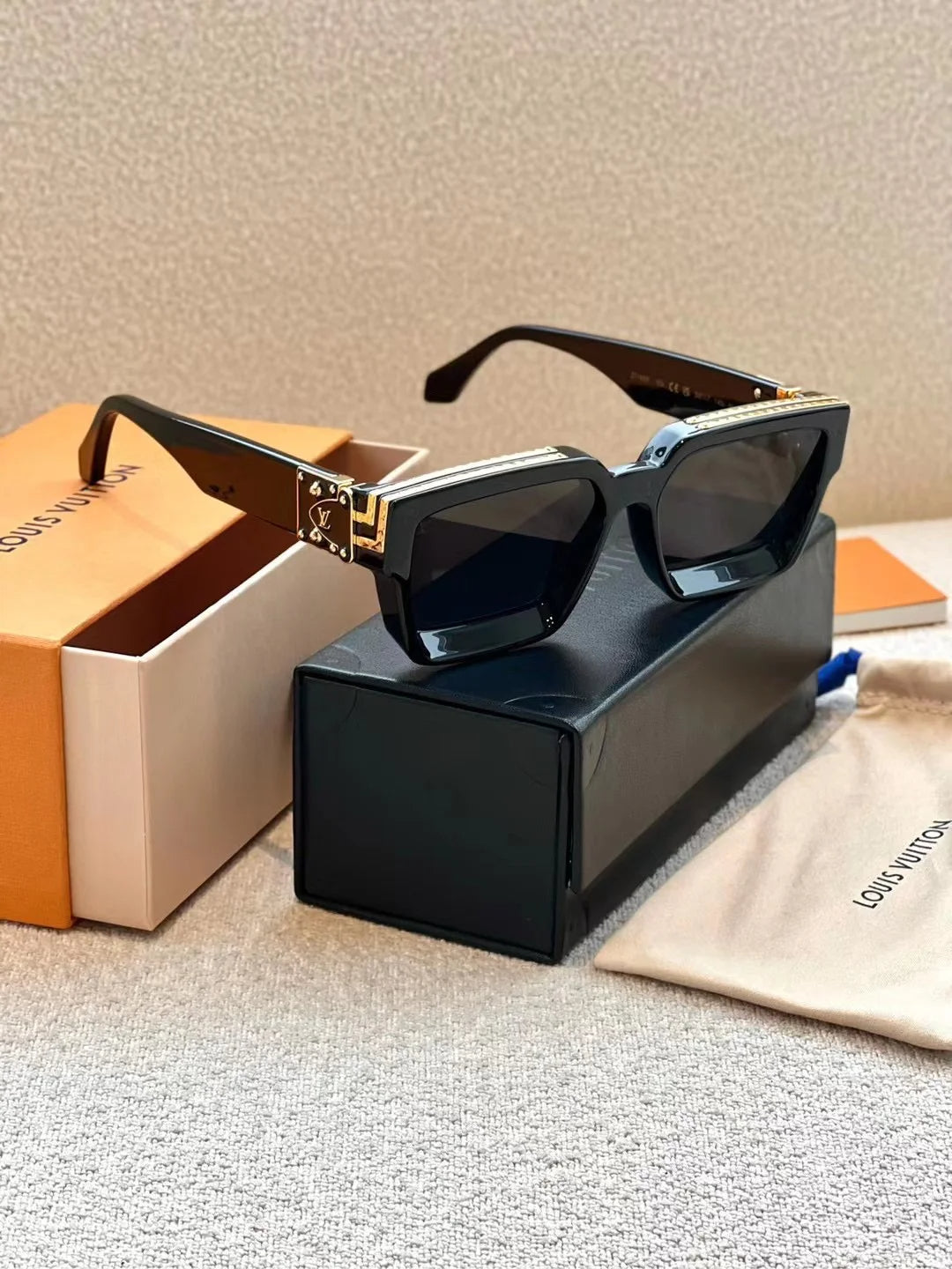 L's Classic sunglasses